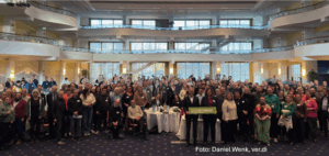 Home 1 Die rund 250 Teilnehmer:innen der 24. Kasseler Fachtagung verabschieden die Kasseler Erklärung.